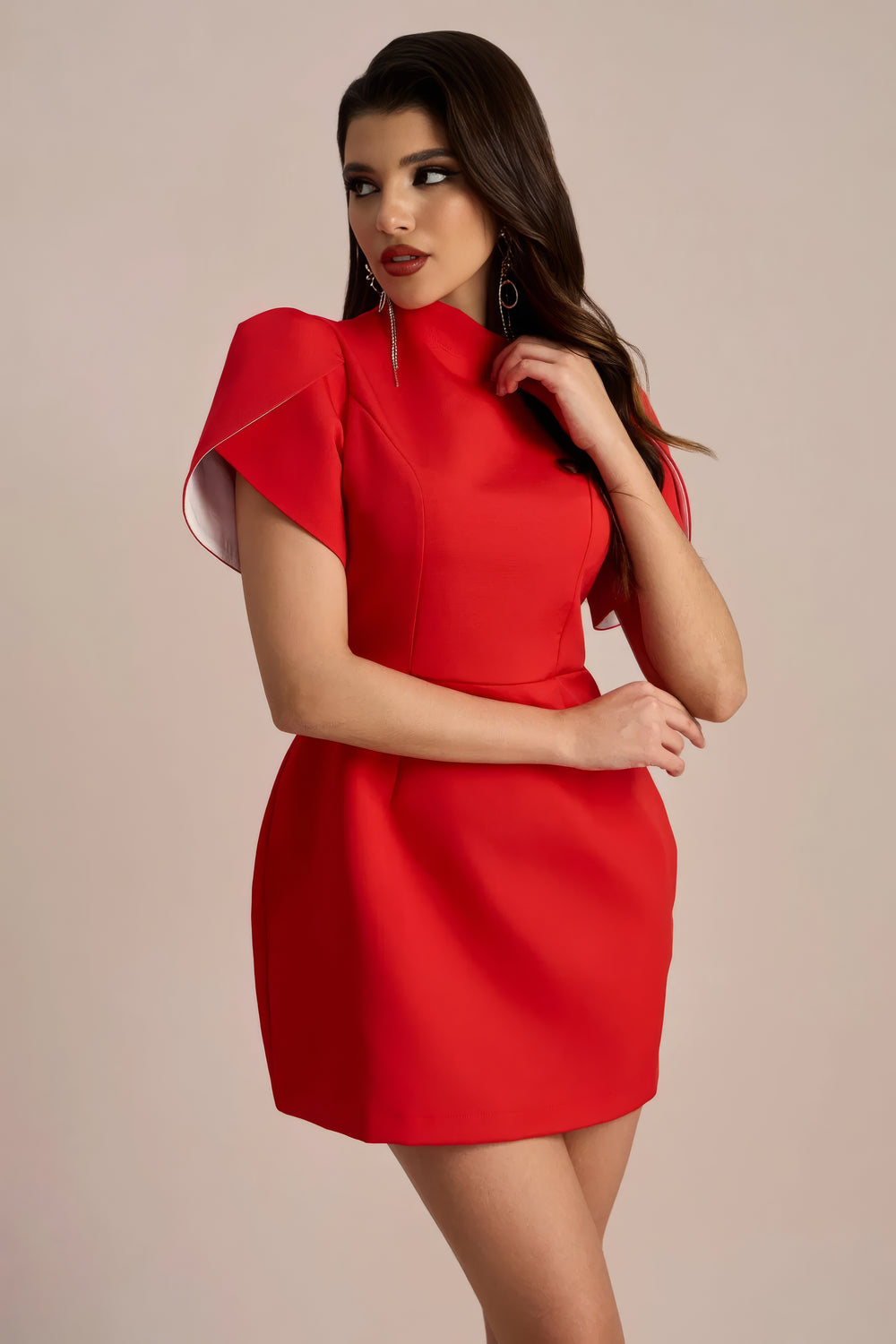 Monochromes Minikleid mit kontrastierender Schleife