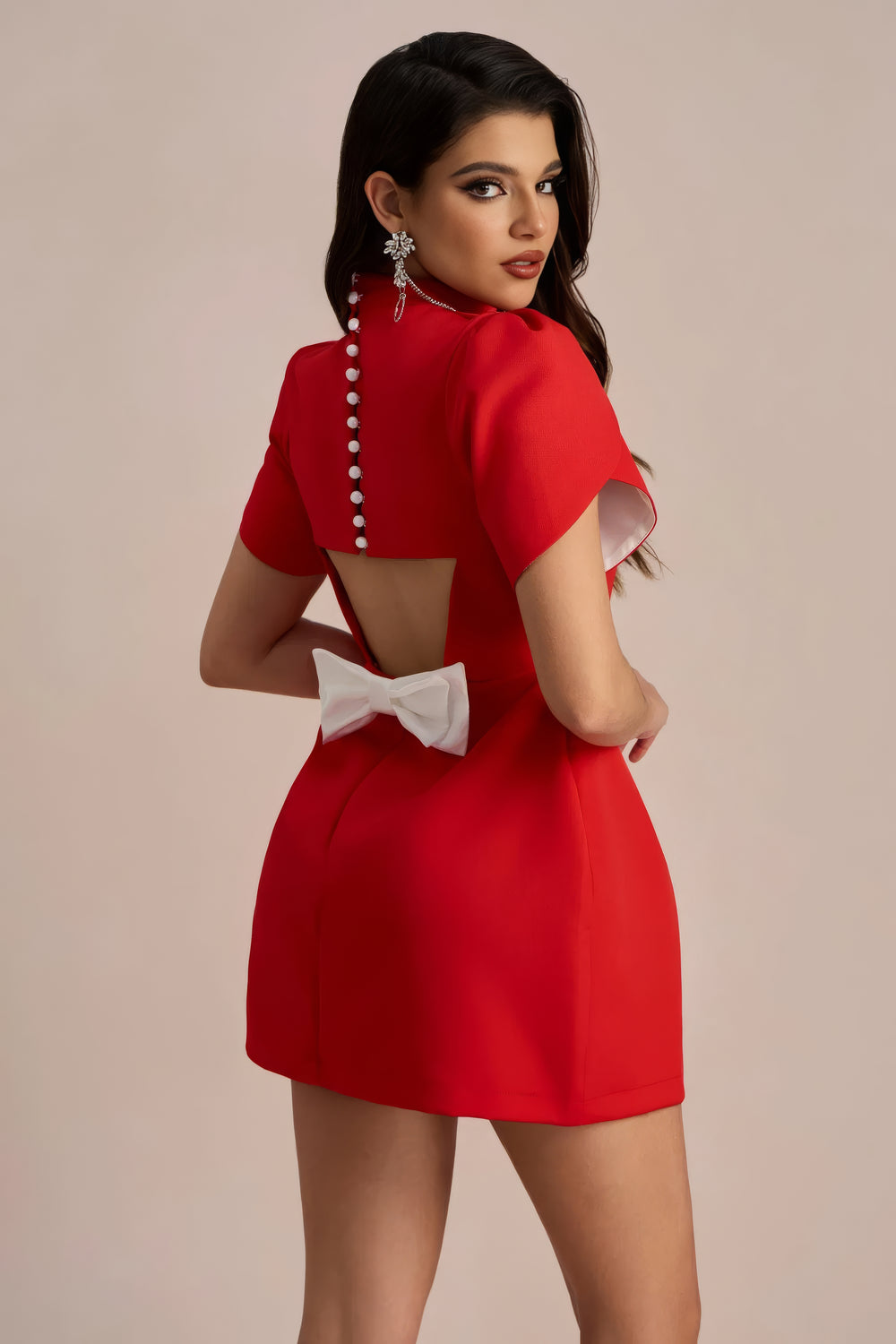 Monochromes Minikleid mit kontrastierender Schleife