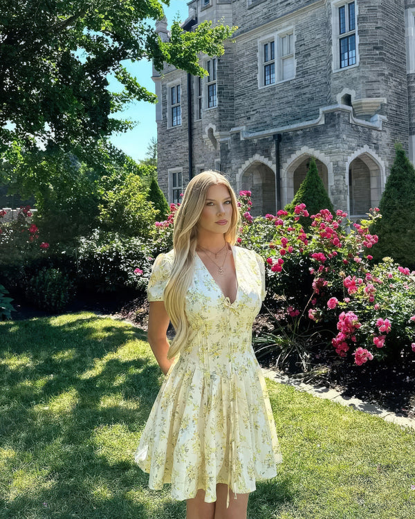 Robe mini jaune à manches bouffantes