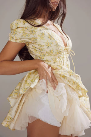 Robe mini jaune à manches bouffantes