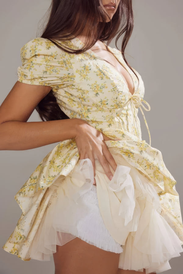 Robe mini jaune à manches bouffantes