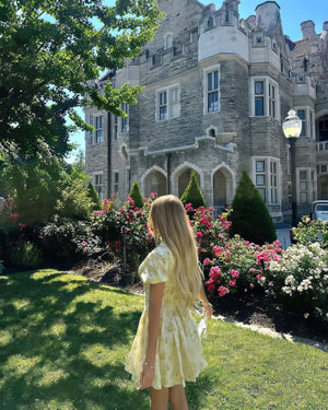 Robe mini jaune à manches bouffantes
