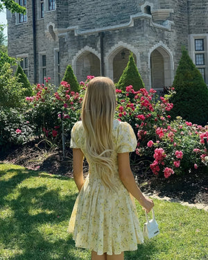 Robe mini jaune à manches bouffantes