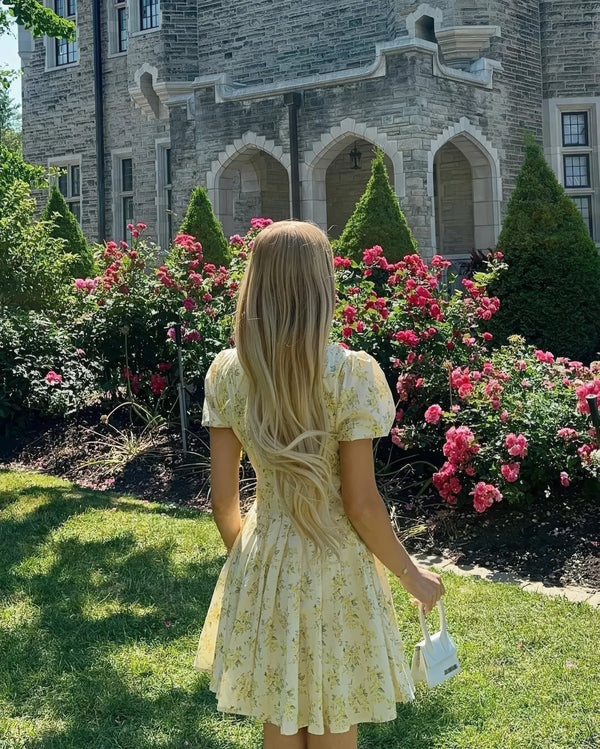 Robe mini jaune à manches bouffantes