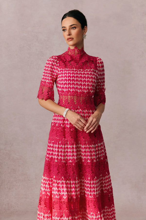 Robe midi en dentelle fuchsia