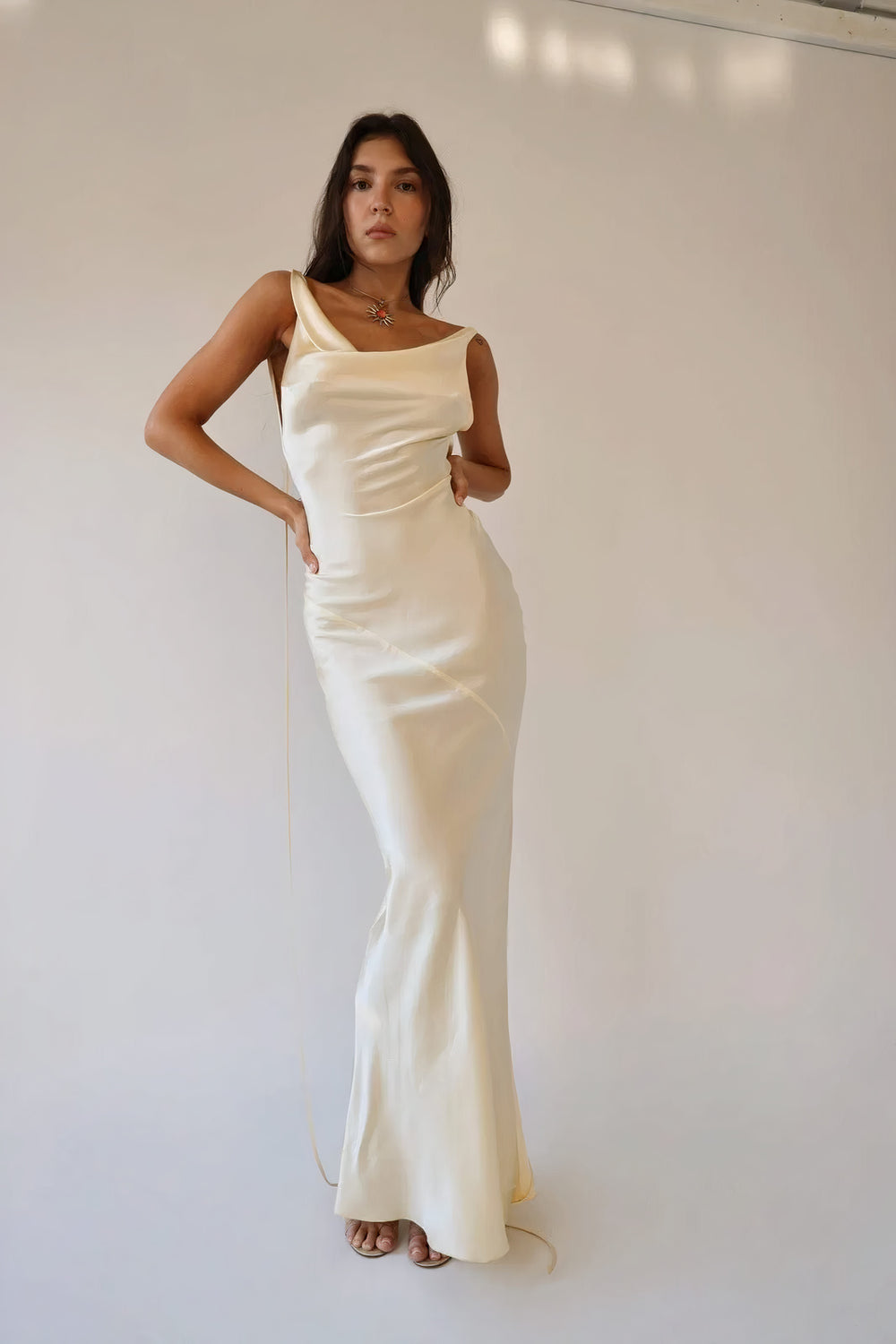 Robe dos nu en satin vanille