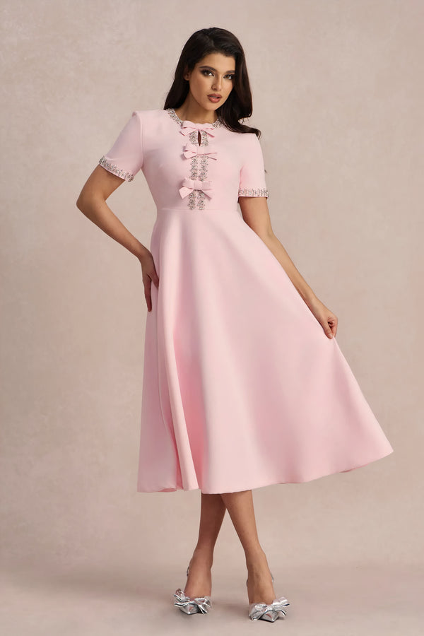 Weißes Midikleid mit verzierter Schleife