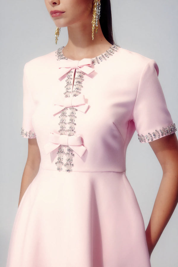 Weißes Midikleid mit verzierter Schleife
