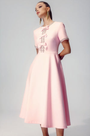 Weißes Midikleid mit verzierter Schleife