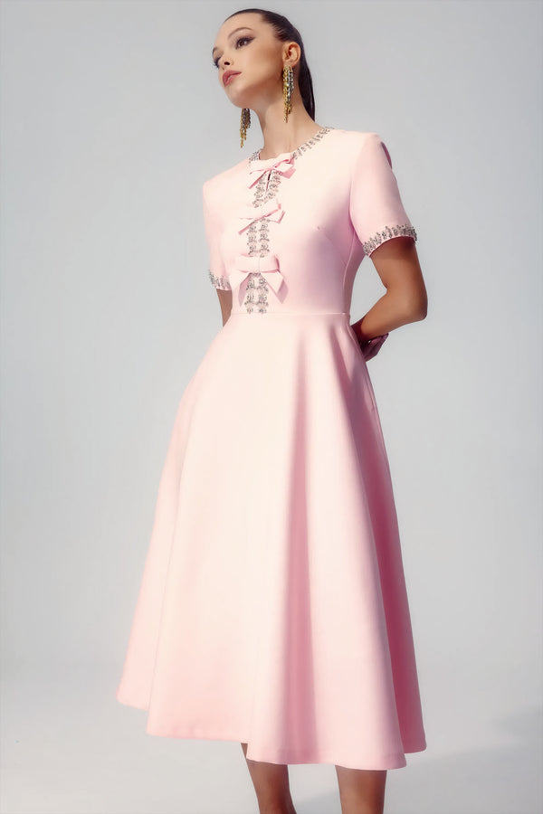 Weißes Midikleid mit verzierter Schleife