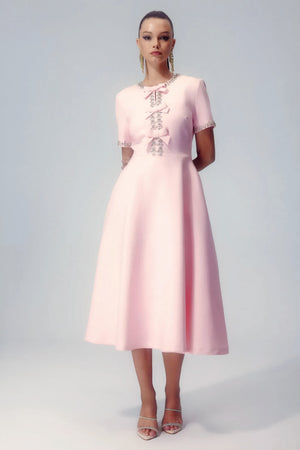 Weißes Midikleid mit verzierter Schleife