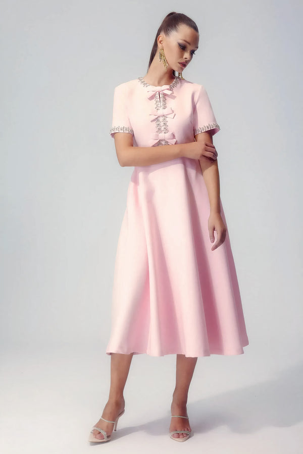 Weißes Midikleid mit verzierter Schleife