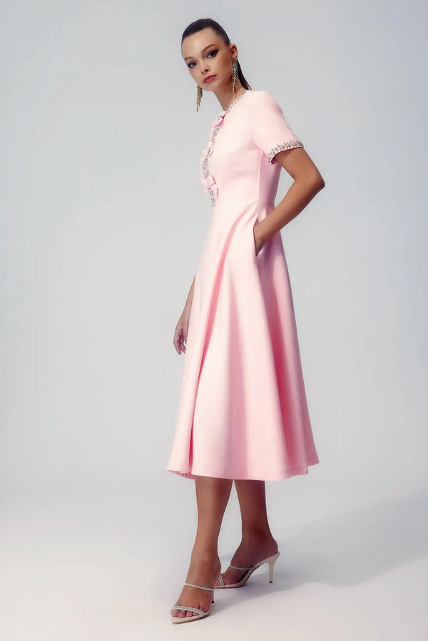 Weißes Midikleid mit verzierter Schleife