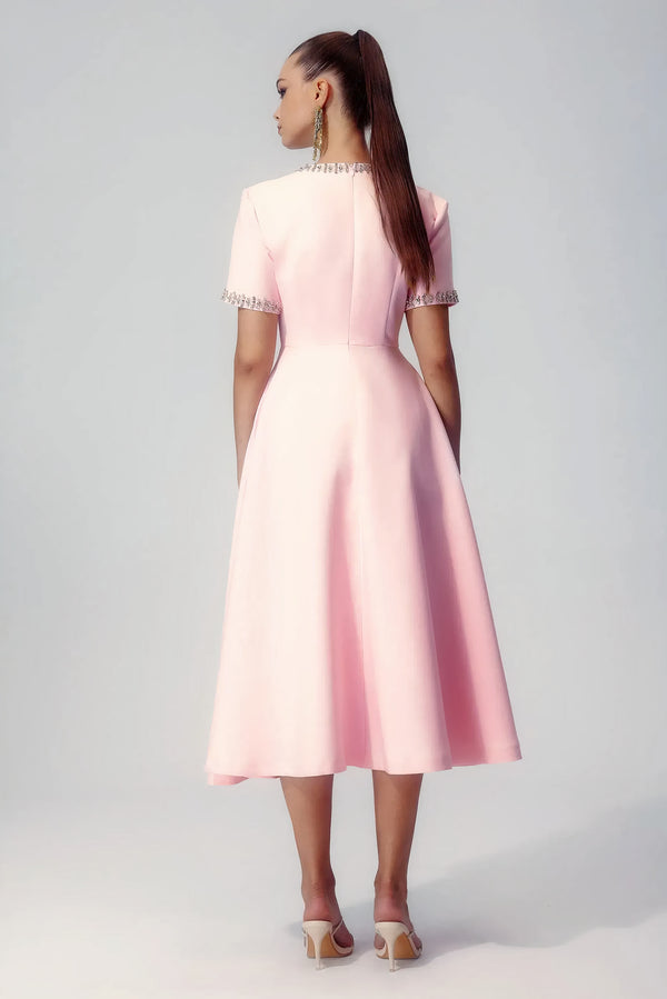 Weißes Midikleid mit verzierter Schleife