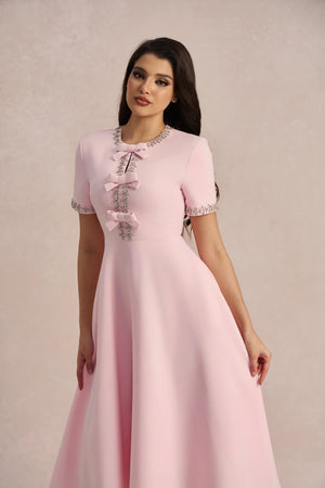 Weißes Midikleid mit verzierter Schleife