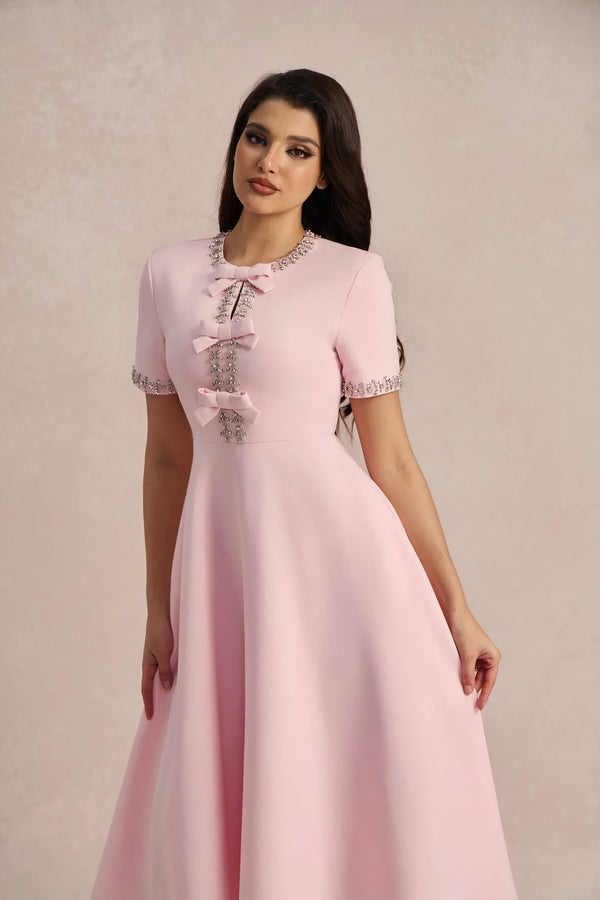 Weißes Midikleid mit verzierter Schleife