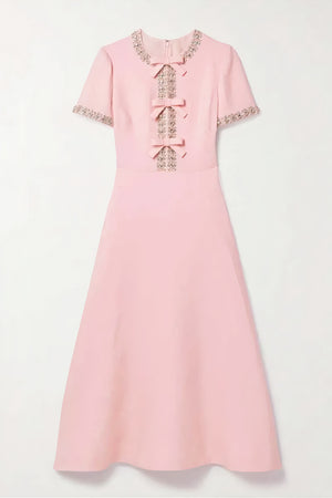Weißes Midikleid mit verzierter Schleife