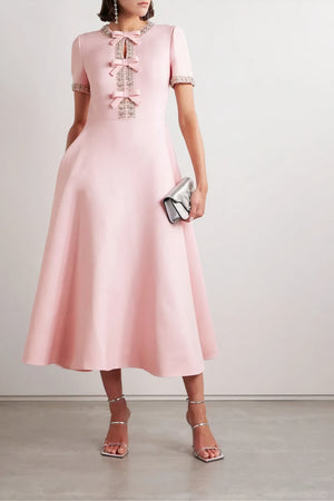 Weißes Midikleid mit verzierter Schleife