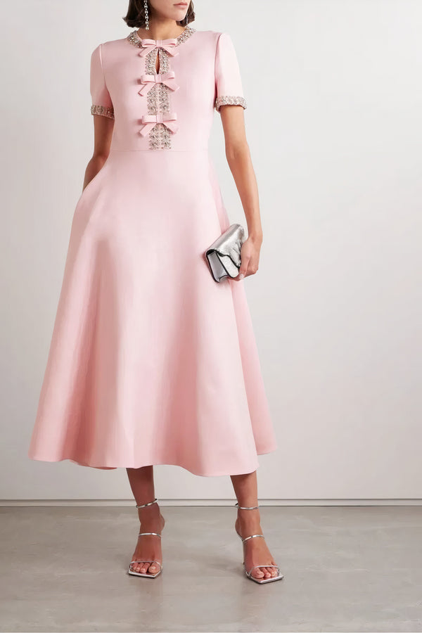 Weißes Midikleid mit verzierter Schleife