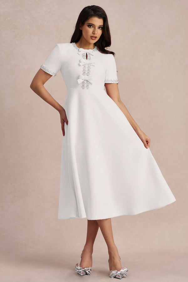Weißes Midikleid mit verzierter Schleife