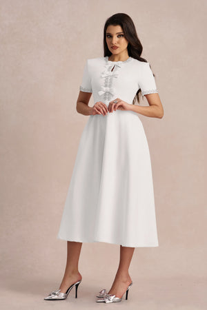 Weißes Midikleid mit verzierter Schleife