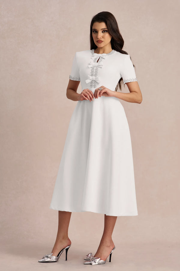 Weißes Midikleid mit verzierter Schleife