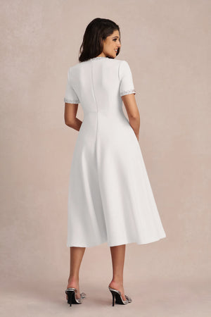 Weißes Midikleid mit verzierter Schleife