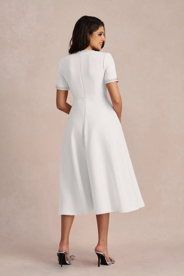 Weißes Midikleid mit verzierter Schleife