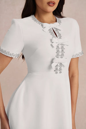 Weißes Midikleid mit verzierter Schleife