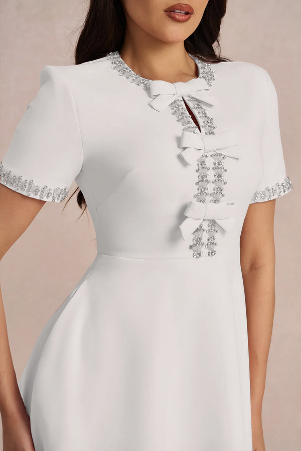 Weißes Midikleid mit verzierter Schleife