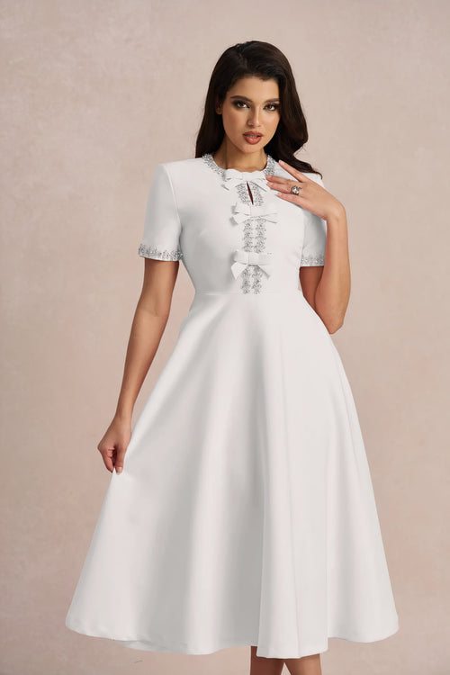 Weißes Midikleid mit verzierter Schleife