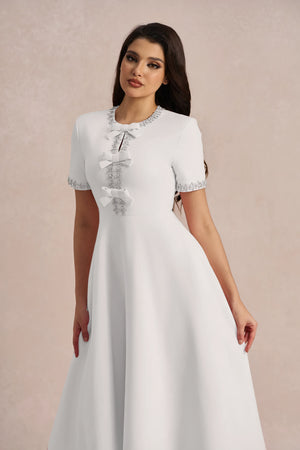 Weißes Midikleid mit verzierter Schleife