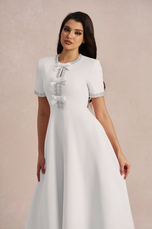 Weißes Midikleid mit verzierter Schleife