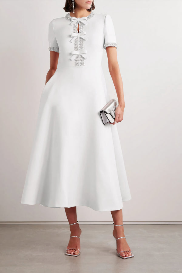 Weißes Midikleid mit verzierter Schleife