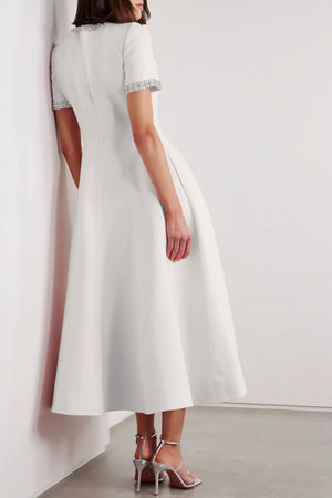 Weißes Midikleid mit verzierter Schleife