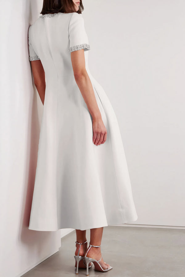 Weißes Midikleid mit verzierter Schleife